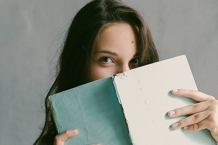 perbedaan orang introvert dan pemalu