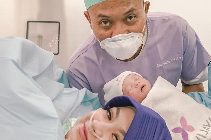 Potret Sule dan Nathalie Holscher yang telah dikaruniai anak pertamanya pada Sabtu (11/12/21).