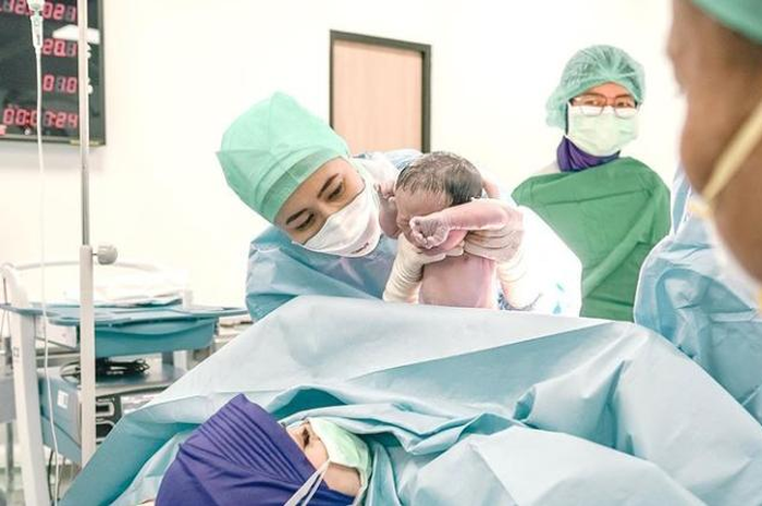Nathalie Holscher melahirkan anak pertama 