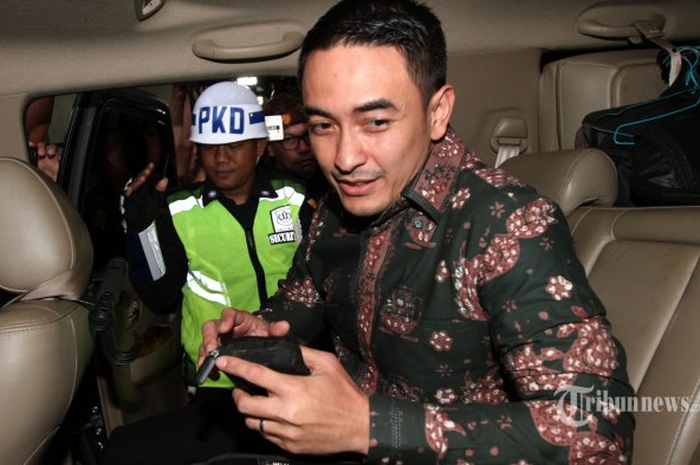 Zumi Zola menaiki mobil usai menjalani pemeriksaan di gedung KPK, Jakarta, Jumat (5/1/2018)