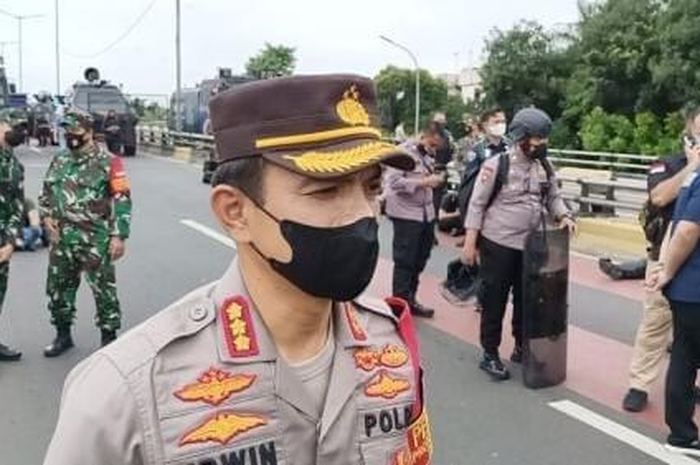 Setelah anggota polisi yang menolak laporan korban perampokan disanksi, Kapolres Jaktim memburu foto tampang pengibar bendera Bintang Kejora.