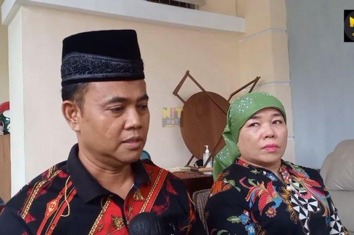 Orangtua Bibi Andriansyah, H. Faisal (kiri) dan Dewi Zuliati