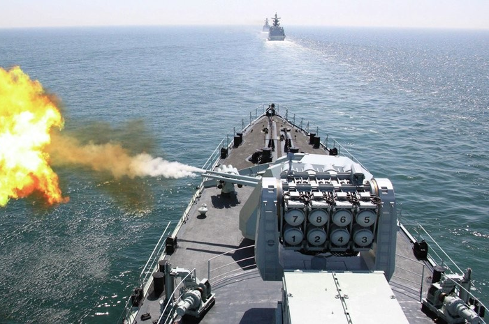 China melakukan latihan menembak di lautan.