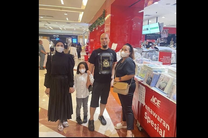 Adam Deni kembali membongkar metadata foto yang menunjukkan Ahmad Dhani bersama Mulan Jameela main ke sebuah mall sebelum masa karantina selesai 
