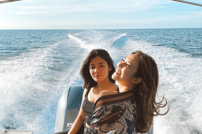 Naysila Mirdad memajang foto liburan berdua dengan Gisel di Instagram, Jawaban Naysila pindah agama terkuak dari respons sang ayah.