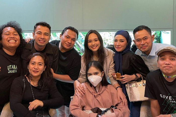 Laura Anna bersama para rekan publik figurnya saat dikediaman Raffi Ahmad.