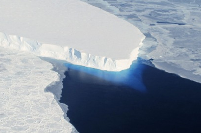 Ilmuwan dari International Thwaites Glacier Cooperation (ITGC) memperingatkan bahwa gletser Thwaites mencair dengan cepat.