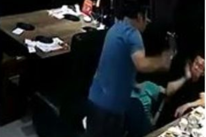 Suami hajar istri dengan botol miras di restoran