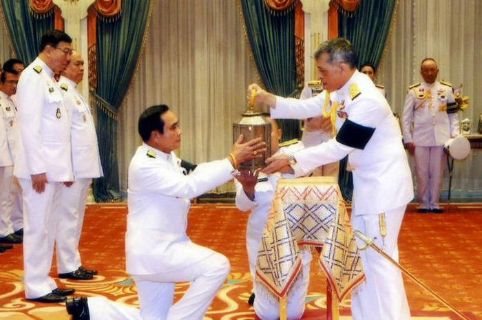 Raja terkaya di dunia, Raja Maha Vajiralongkorn, menobatkan Prayut Chan-o-cha sebagai Perdana Menteri Thailand. Kini PM yang memimpin kudeta itu siap memimpin ketiga kalinya