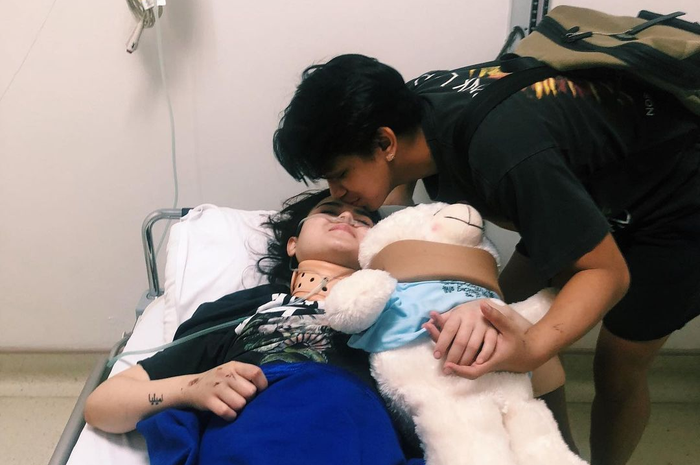 Netizen ikut mengomentari foto Gaga Muhammad mengecup kening Laura Anna. Sementara itu, Deddy Corbuzier bertanya uang donasi. 