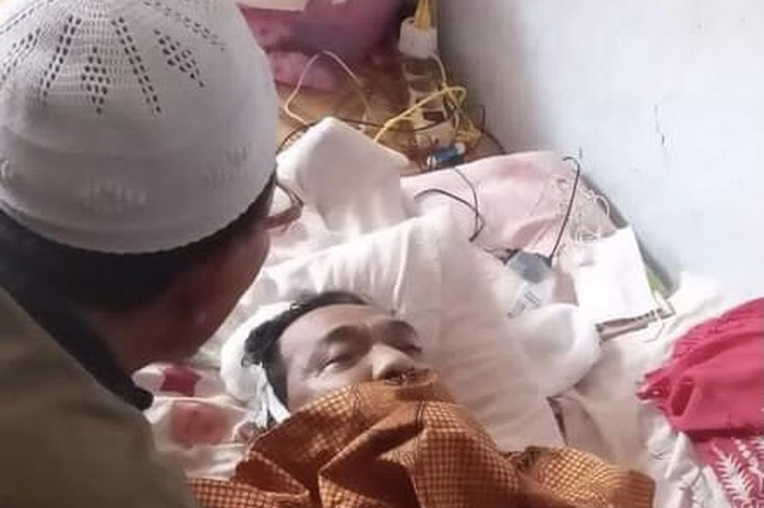 Dalam foto itu, jenazah Imam S Arifin terlihat terbujur kaku di atas ranjang sederhana di rumahnya. Hati netizen nyesek melihatnya.