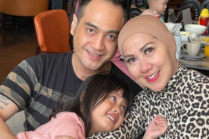 Kedekatan anak sambung Venna Melinda, Vania Athabina, dengan Ferry Irawan