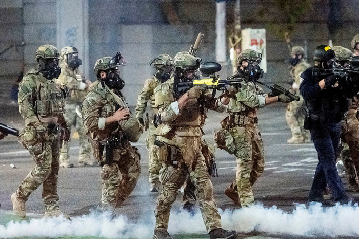 Banyak orang Ukraina juga siap bergabung dengan pasukan cadangan, termasuk insinyur dan peneliti, tanpa takut melawan Rusia.