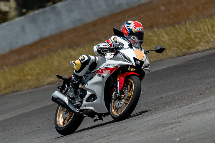 Galang Hendra Pratama saat test ride All New R15 Connected di Sentul International Circuit.