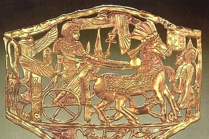 Gesper emas Tutankhamun, yang gambarkan kampanye militer raja Mesir ini.