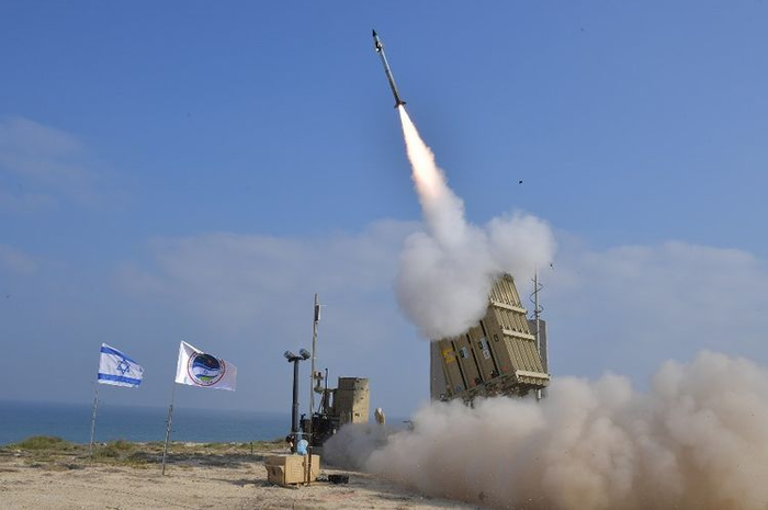Di bawah JCPOA, Iran setuju untuk membatasi program nuklirnya dengan imbalan pencabutan sanksi Barat.