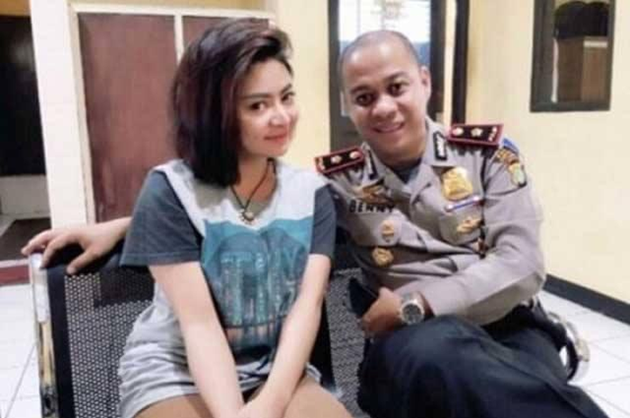 Setelah dapat teguran terkait foto berdua model majalah dewasa Vitalia Sesha, mantan Kapolsek Kebayoran Baru gugat Kapolda Metro hingga Kapolri.