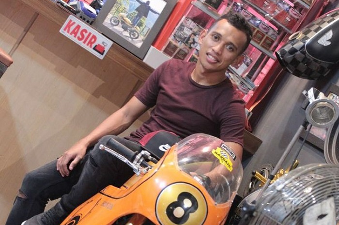 Potret Irfan Jaya di atas motor, pemain timnas Indonesia yang sukses 2 kali jebol gawang Malaysia di Piala AFF 2020.