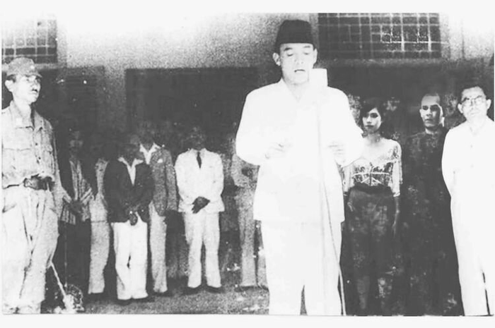 Pembacaan teks Proklamasi oleh Soekarno adalah salah satu hasil dari perjuangan rakyat Indonesia.