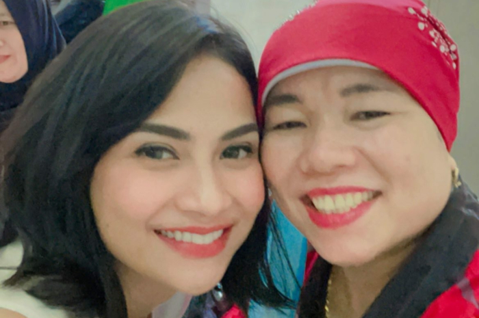 Ibunda Bibi Ardiansyah menangis di depan makam Vanessa Angel lantaran impian mendiang sang menanti kini telah terwujud.