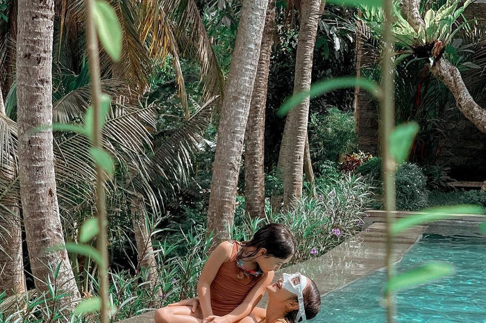 Saking gembiranya, Gisel mengunggah 10 foto dia sedang berenang bareng Gempi di Bali.