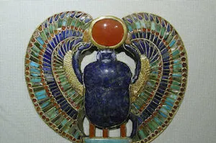 Jimat kumbang scarab Tutankhamun.