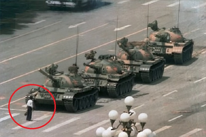&quot;Tank Man&quot; menghentikan laju barisan tank pada tanggal 5 Juni 1989 di Beijing