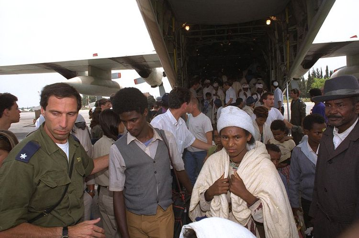 Orang-orang Yahudi Etiopia turun keluar dari pesawat Hercules setelah penyelamatan dalam Operasi Solomon 24 Mei 1991