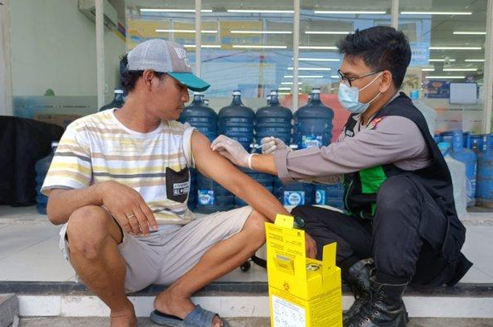 Demi MotoGP Indonesia 2021 di sirkuit Mandalika, Lombok, Polisi dari Polresta Mataram keliling kampung untuk menggelar vaksin Covid-19.