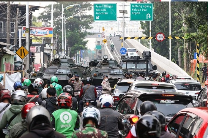 Ilustrasi penyekatan jalan. Polisi akan menggelar operasi lilin 2021 mulai Jumat (24/12/2021) besok, bikin penasaran bikers apakah ada penyekatan jalan?