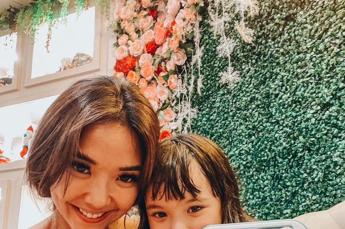 Nyaris dalam foto terkini Gisel, komentar netizen selalu menyinggung permintaan rujuk dengan Gading Marten. Perubahan tubuh Gisel disorot.