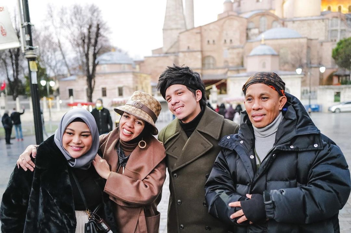 Sayangnya, selesai unggah foto kumpul keluarga Gen Halilintar di Turki, mertua Aurel Hermansyah mendadak harus menerima kabar buruk. 