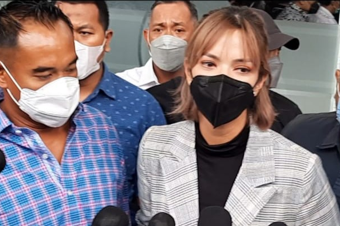 Ardi Bakrie dan Nia Ramadhani saat ditemui Grid.ID di Pengadilan Negeri Jakarta Pusat, Kamis (23/12/2021).