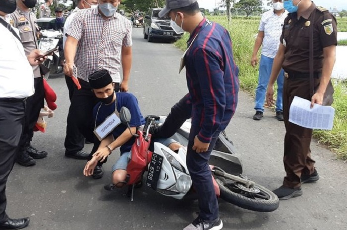 Berawal saling tendang di atas motor, seorang pemotor tewas di Kendal, Jawa Tengah gara-gara cemburu.