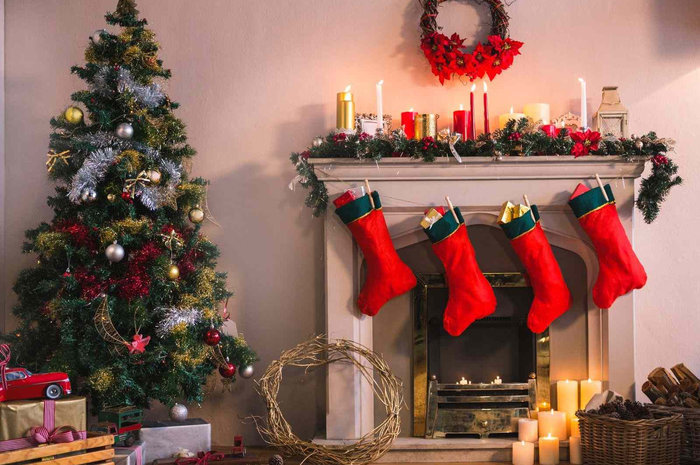 Hiasan kaus kaki pada saat Natal.