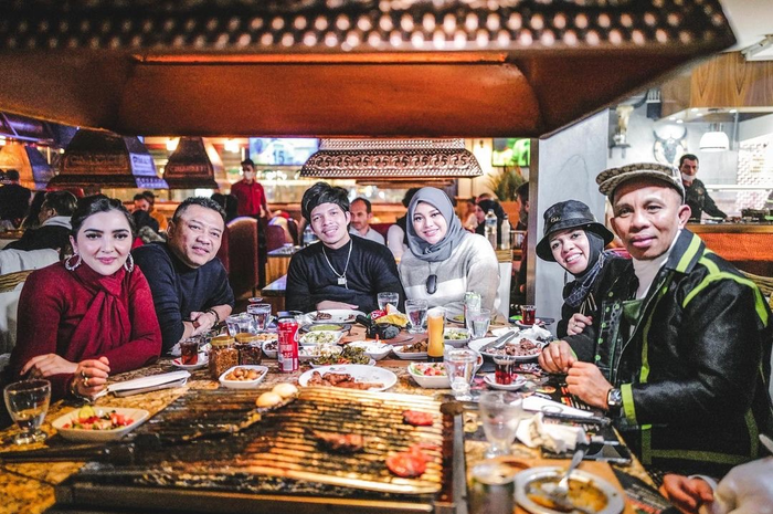 Ketika foto makan malam kelaurga Anang Hermansyah dengan besan bikin haru, ayah Atta Halilintar harus menerima kabar buruk. 
