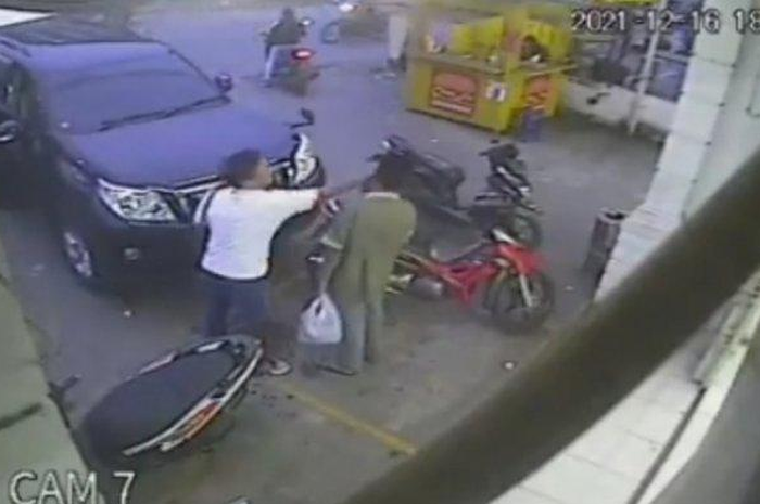 Gak Terima Dipukul Sopir Mobil Mewah di Minimarket, Pemotor Ini Langsung Bawa Hasil Visum ke Polisi