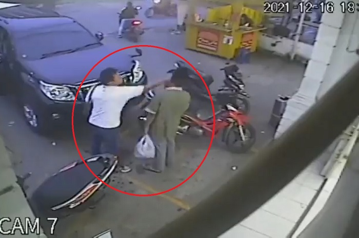 Viral video sopir mobil mewah merek Toyota Prado arogan hajar pe motor di parkiran minimarket daerah Medan, Sumatera Utara.