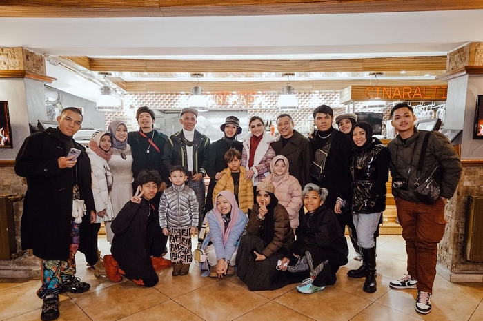 Ironisnya, ketika Anang Hermansyah konsisten memperjuangkan royalti dan hak cipta lagu, mertua Aurel malah dinyatakan kalah di pengadilan soal hak cipta lagu.