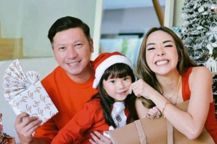 Gading Marten, Gempi, dan Gisella Anastasia merayakan Natal.  