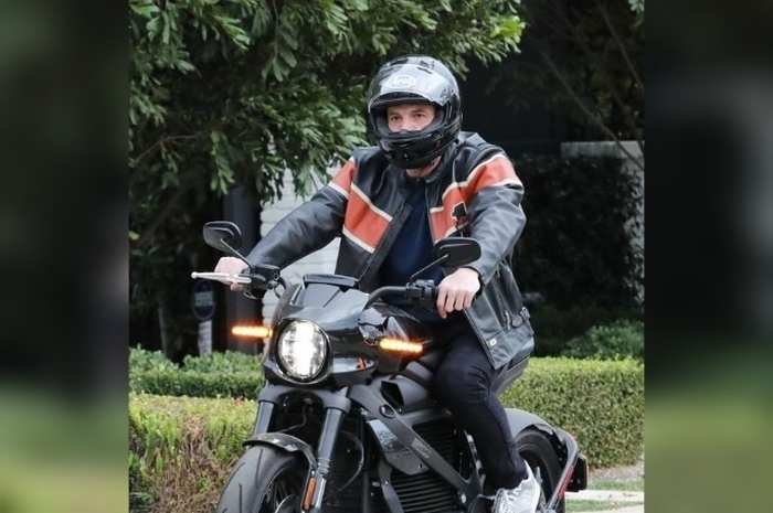  Wow, mantan aktor Batman, Ben Affleck, keciduk naik motor listrik Harley-Davidson, harganya bikin kaget!