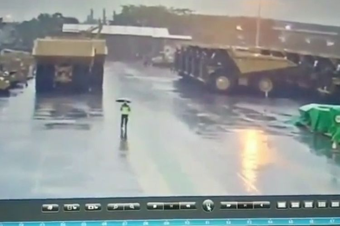 detik-detik seorang satpam tersambar petir di Cilincing, Jakarta Utara