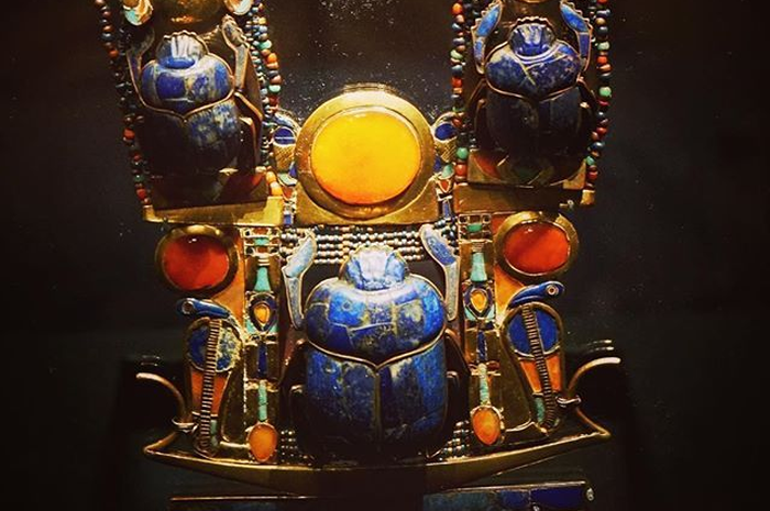 Kalung matahari Tutankhamun.