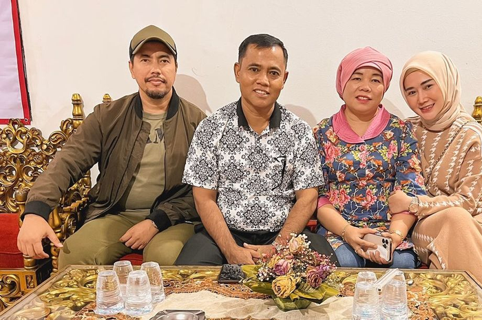 Pertemuan Sunan Kalijaga dengan Haji Faisal dan Dewi Zuhriati dimediasi Marissya Icha, sahabat Vanessa Angel dan Bibi Ardiansyah.