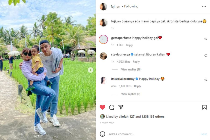 Postingan Fuji saat liburan dengan Gala Sky dan Fadly