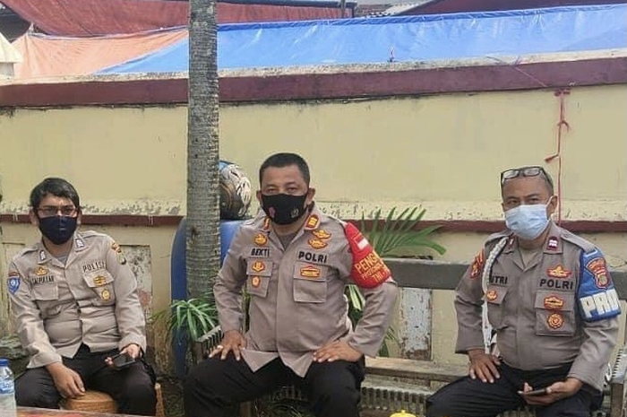 Foto tampang AKP Oky Bekti (tengah) justru bisa didapatkan dari akun media sosial Propam Polres Metro Tangerang Kota. Begini nasibnya sekarang.