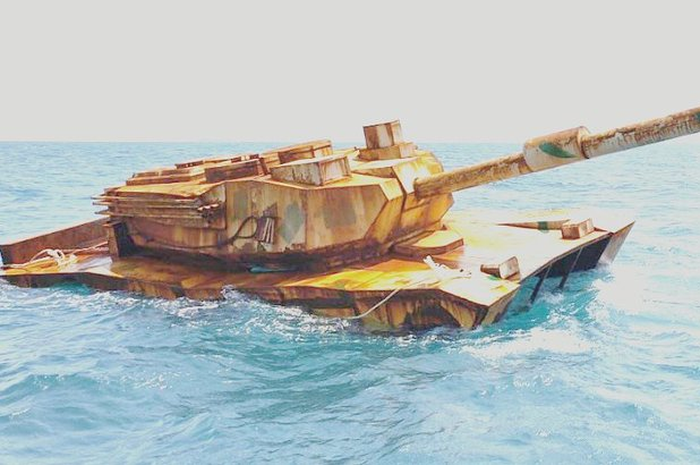 Benda misterius mirip tank itu ditemukan oleh nelayan di perairan Pulau Buruan, Kabupaten Bintan, Kepulauan Riau (Kepri).