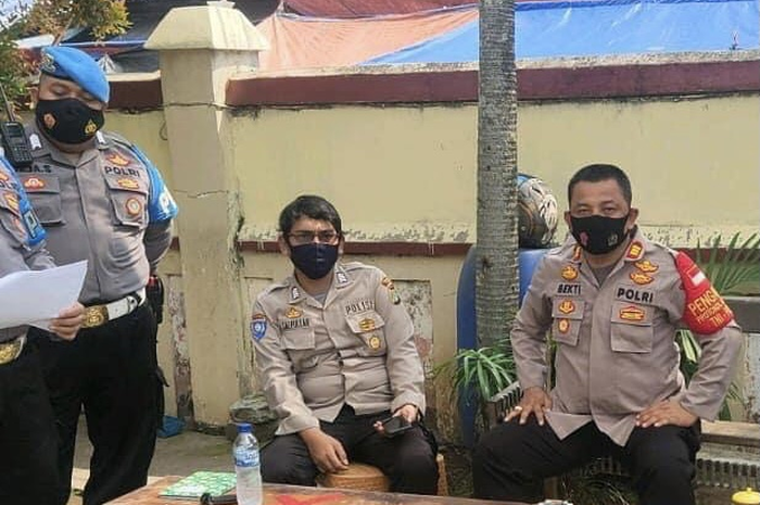 Foto kegiatan Kapolsek Sepatan itu sayangnya tidak diunggah satu per satu. Foto AKP Oky Bekti (kanan) dibuat kolase di media sosial Polsek Sepatan.