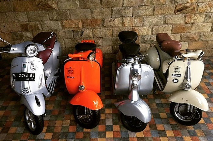 Intip koleksi motor klasik milik Ahmad Bustomi yang baru merapat ke tim Persija Jakarta, ada Vespa dan Lambretta bro.