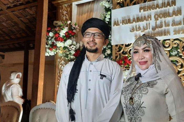 Modifikator dari Chemonk Modified resmi mempersunting artis Roro Fitria, ingin honeymoon riding ke sirkuit Mandalika, Lombok, NTB.